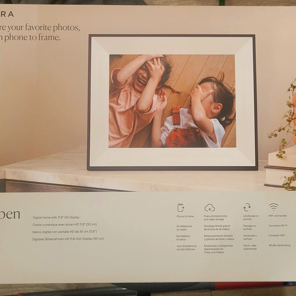 Digital Photo Frame in Black & White